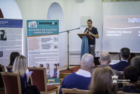 Dr. Zacher Gábor is előadást tartott az EgészségDokk addiktológiai konferenciáján