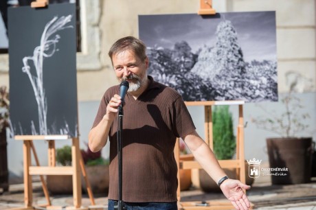 Utcza-kép címmel nyílt meg Kiss László fotográfus kiállítása a Kossuth-udvarban