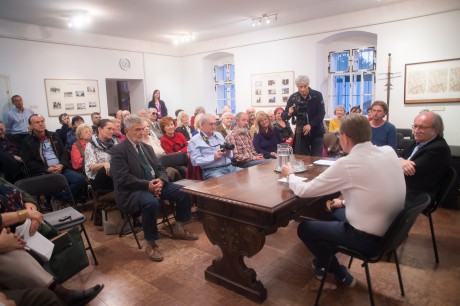 Vakler Lajos, szerkesztő-riporter volt a hétfő esti vendég a Királykút Emlékházban