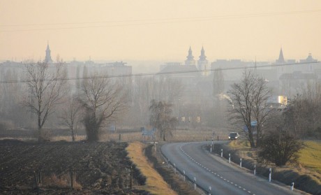 A városszerte terjedő szag oka: trágyáznak a földeken