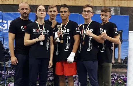 Balogh Bálint arany,- Nagy Evelin ezüst,- Lakatos Viktor bronzérmes a junior box ob-n