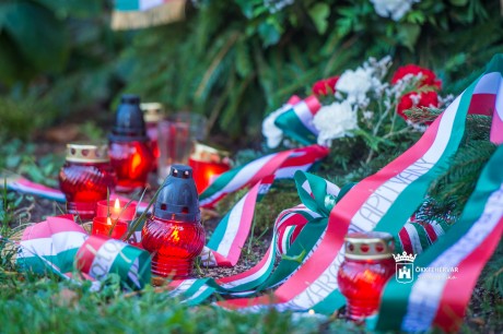 Főhajtás hősi halottaink előtt - néma koszorúzások városszerte