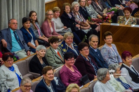 Emlékdiplomás pedagógusokat köszöntöttek a Városházán