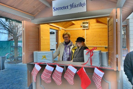 Megnyitott a Szeretetházikó a Városház téren - december 14-ig várják az adományokat