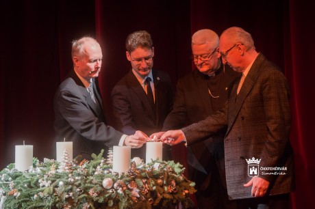 Felolvasással kelt életre az Újszövetség - gyertyagyújtás a Vörösmarty Színházban