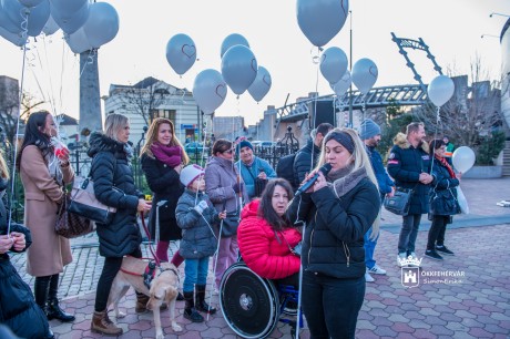 Flasmobbal hívták fel a figyelmet a fogyatékosság elfogadására