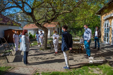 Védőfelszerelést vitt a polgármester a Frim Jakab otthonba és a Viktória központba