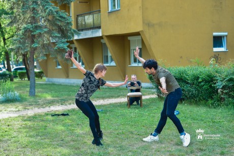 Újabb helyszínekre érkezik a Művészkaraván - érdemes kinézni az ablakon