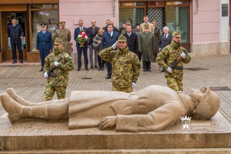 Néma főhajtás a hősök emléke előtt a Hősök terén