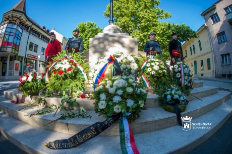 Trianon 100 - néma főhajtással és polgármesteri emlékbeszéddel kezdődött a megemlékezés