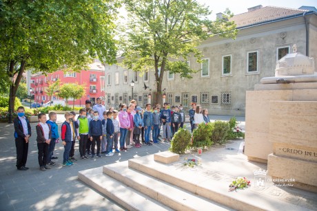 Hűség és összetartozás - iskolai megemlékezések az Országzászló téren