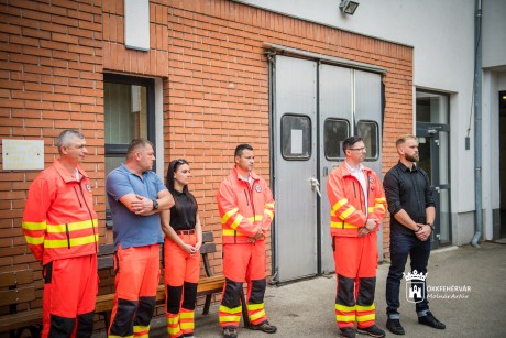 Elnöki támogatás a Fejér megyei mentők részére