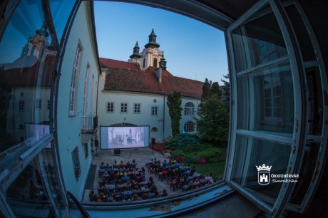 Telt házas kertmozi a Városháza udvarán