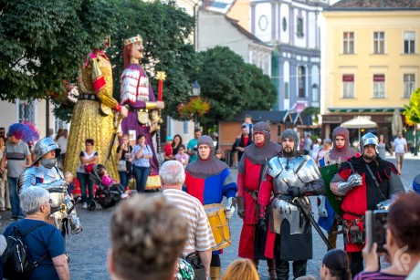 Művészkorzó koncertekkel, óriásbábokkal és lovagokkal a Belvárosban