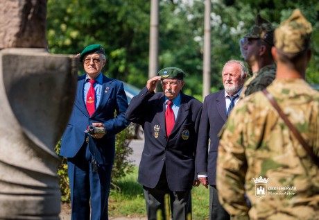 Hazaszeretet és kötelességtudat - a repülős emlékműnél tisztelegtek a veteránok