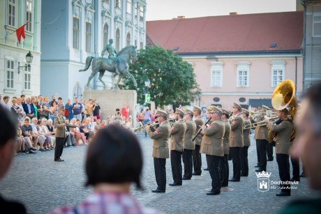 Hangulatos katonaindulókkal telt meg a Belváros