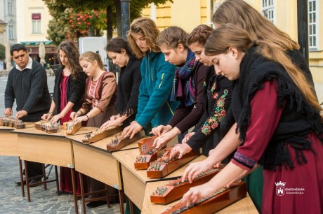 Szabadtéri koncertekkel ünneplik ma a zenét a Belvárosban