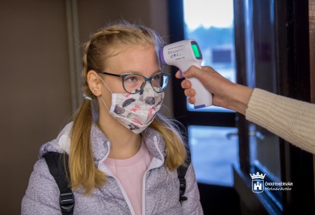 Október elsejétől kötelezően mérik a testhőmérsékletet a közintézményekben