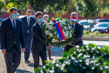 Néma koszorúzással tisztelgett a város az aradi vértanúk emléke előtt a a Corpus Hungaricumnál