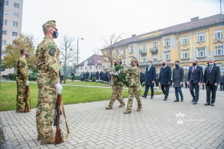 Katonai tiszteletadás mellett  emlékezett a város és a megye az Ötvenhatosok terén