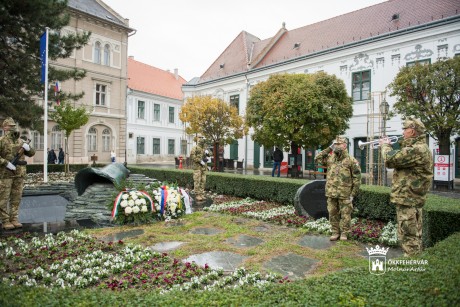 Csendes főhajtás a katonahősök tiszteletére Székesfehérváron