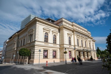 Bezártak a kulturális intézmények, házhoz szállítás a vendéglátóhelyeken