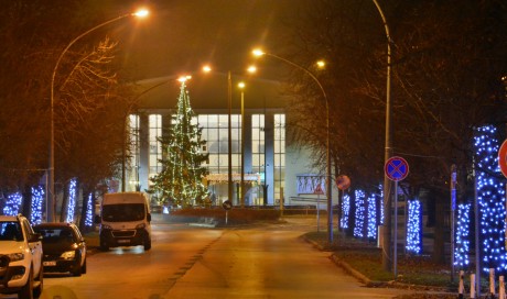 Idén is több kilométernyi ünnepi fényfüzér díszíti Székesfehérvárt