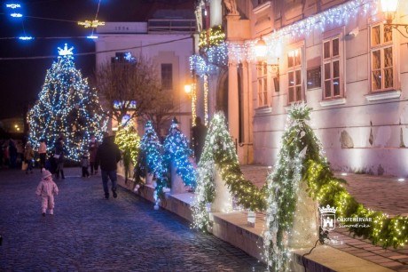 Advent első hétvégéjére ünnepi fényekbe öltözött Székesfehérvár