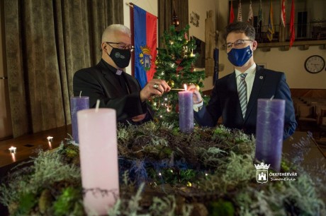 Fellobbant az első adventi gyertya lángja Fehérvár adventi koszorúján