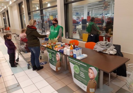 Másfél tonnányi élelmiszeradományt gyűjtöttek nehéz sorsú gyerekeknek