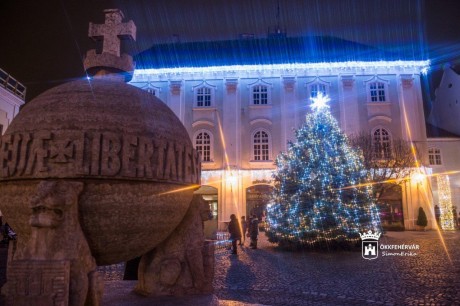 A második adventi gyertyagyújtásra készül Székesfehérvár vasárnap 17 órakor