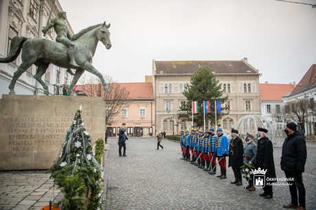 A limanowai csata hőseinek emléke előtt tisztelegtek