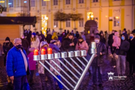 A Városháza kapuja előtt gyújtották meg hanuka harmadik gyertyáját