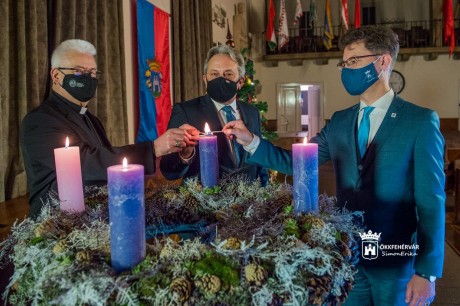 Várakozás, remény, bizakodás - fellobbant a szeretetet gyertyája a város adventi koszorúján