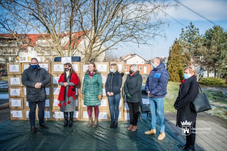 Átadták az adományokat a fehérvári Anyaotthon számára