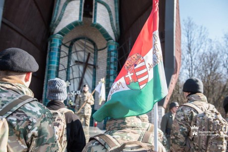 A Mészeg-hegyi Don kanyar emlékkápolnánál ért véget az emlékmenet a hősökért