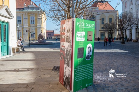 Forradalmi bajuszok - az elmúlt öt év produkcióit felidéző tárlat nyílt a belvárosban