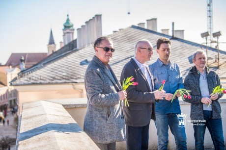 Elmarad a színház nőnapi meglepetés produkciója