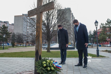 Néma koszorúzás volt a Katyń keresztnél a lengyel-magyar barátság napján