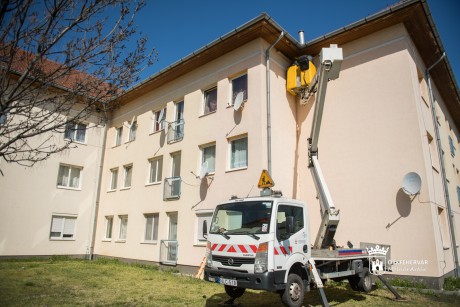 Fecske otthon lett a Mura utca is - videón a fecskefészkek telepítése