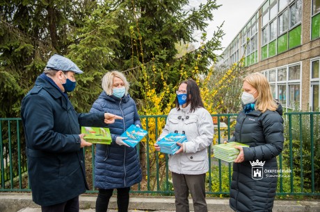 Könyvajándék a fehérvári általános iskolás kamaszoknak