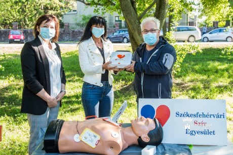 Újraélesztő készüléket vehettek át a Székesfehérvári Szív Egyesület tagjai