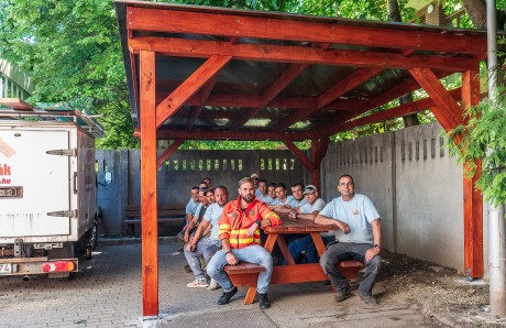 Kültéri pihenőhelyet adományoztak a fehérvári mentősöknek