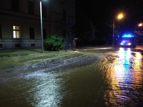 Eltörött éjszaka egy 400 mm-es ivóvíz-főnyomóvezeték a Zichy ligetnél