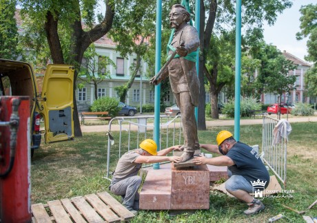 Állagmegóvást követően visszatért Ybl Miklós szobra a Zichy ligetbe