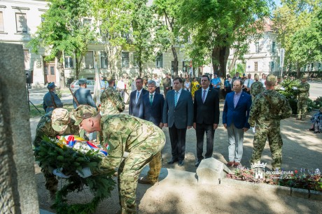 „Az emlékezés az, mi minket ide késztet” - katonai tiszteletadás, koszorúzás a Zichy ligetben