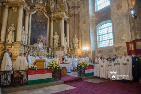 Szombaton lesz Székesfehérvár fogadalmi szentmiséje a Szent Család ereklyéivel