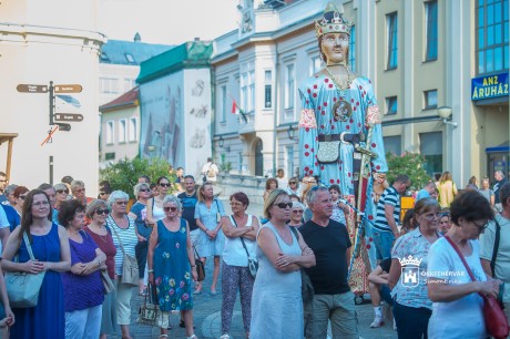 Humorral, csatával és zenével zárult az idei Művészkorzó - hat óriásbábot is láthattunk