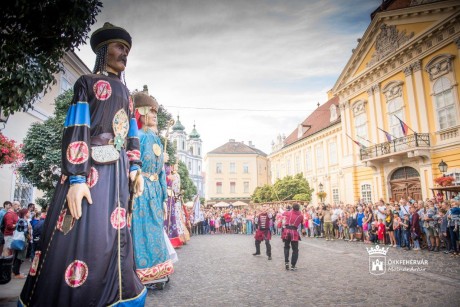 Idén is felvonult a Fő utcán a királyi óriásbábok színpompás menete