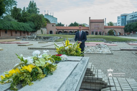 Szent István király sírjánál helyezett el koszorút az ünnep reggelén a város polgármestere